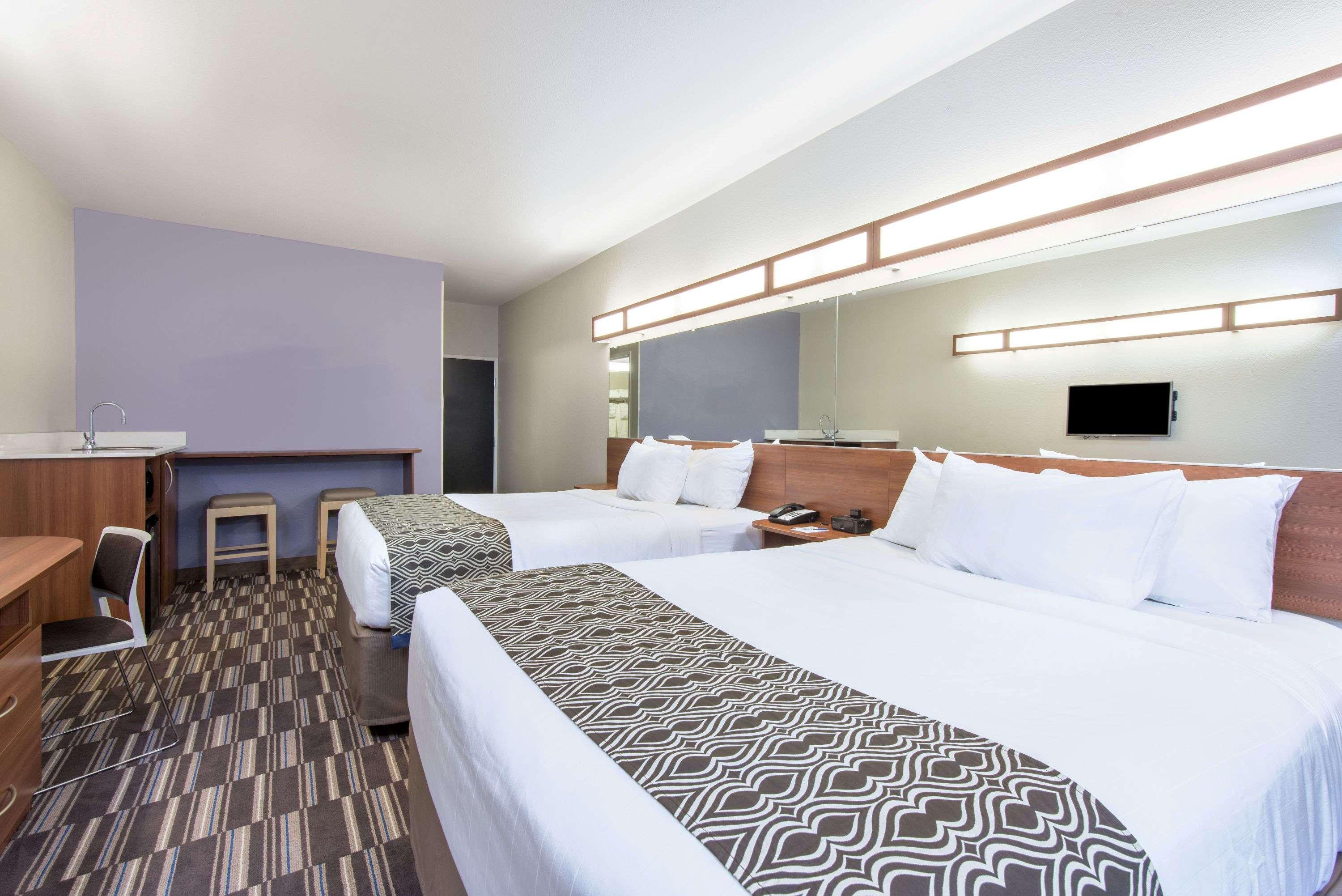 Microtel Inn & Suites By Wyndham Cadiz Esterno foto