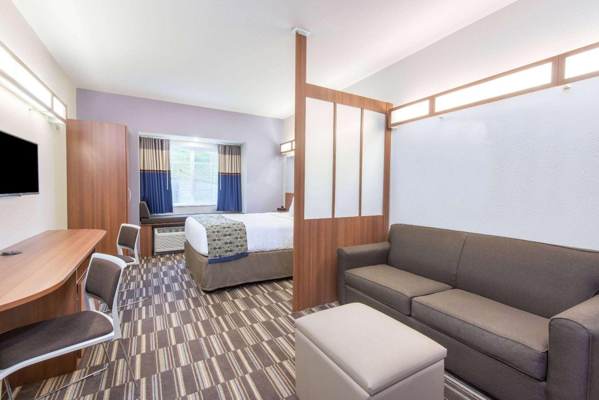 Microtel Inn & Suites By Wyndham Cadiz Esterno foto