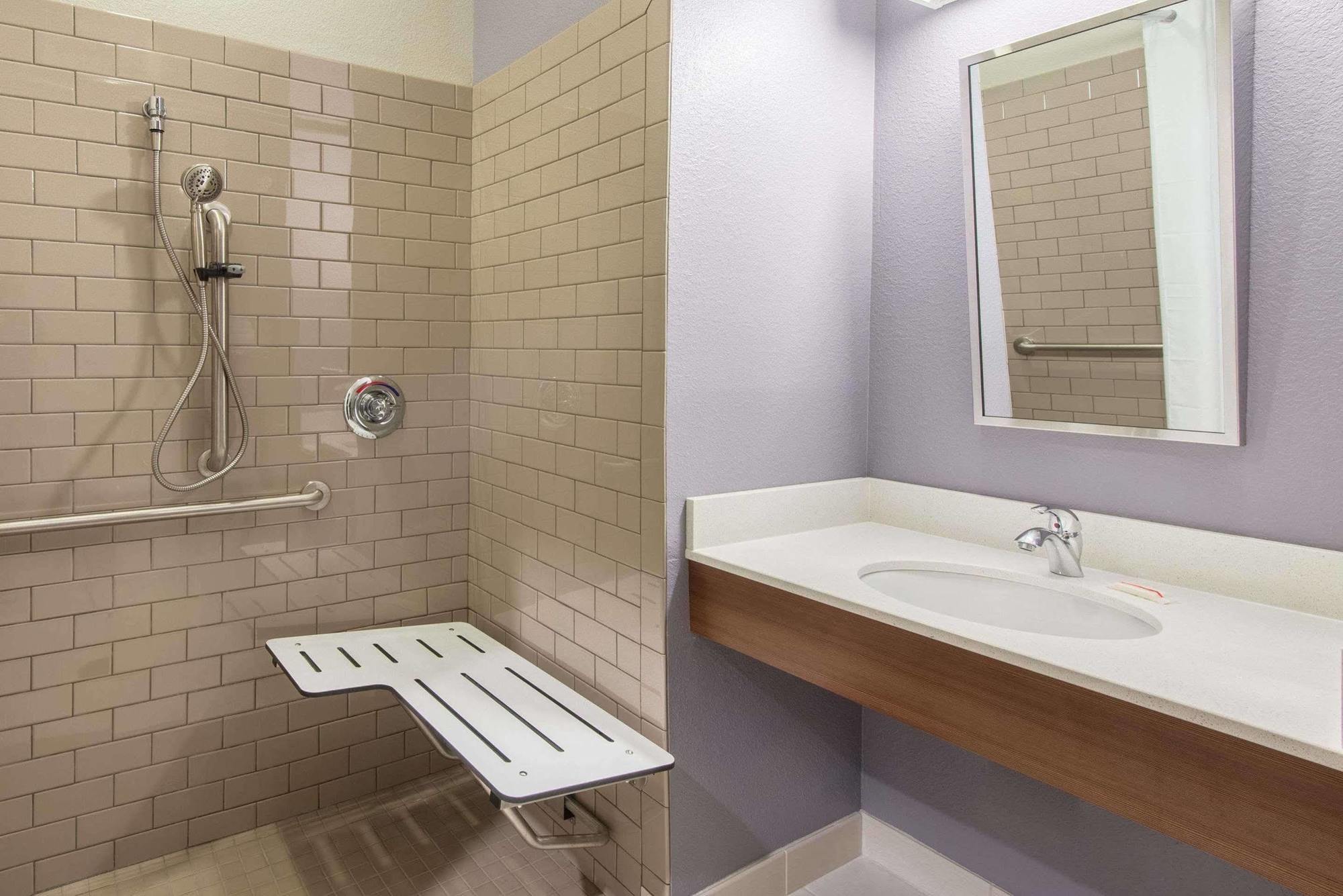 Microtel Inn & Suites By Wyndham Cadiz Esterno foto